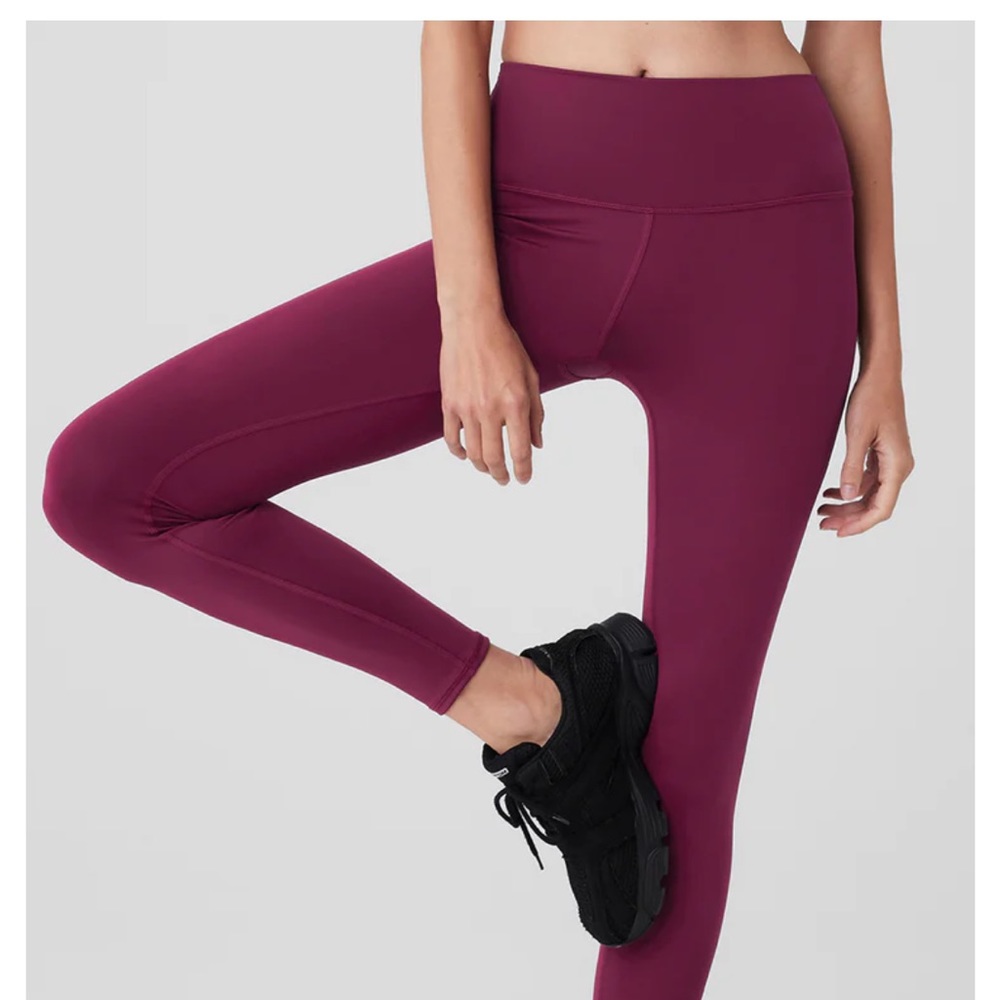 Alo leggings in wild Berry